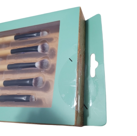 Beauty Bundle Volume adding brush, Nail polish strips, Make-up brushes, & Bag - Picture 12 of 16